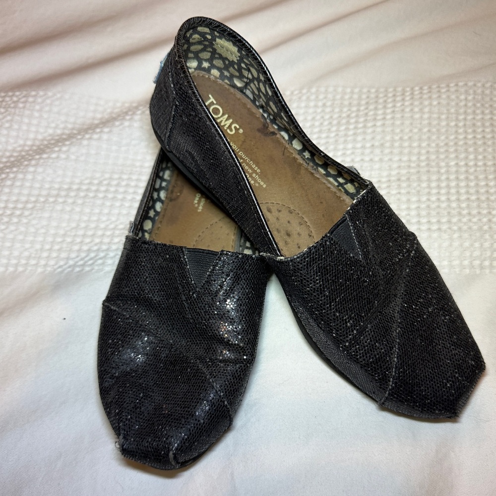 Tom’s Alpargata Slip On on in Shiny Black (size 6)